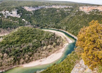 Découvrez le charme rustique et le confort luxueux des campings ardéchois !