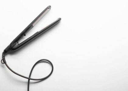 Peut-on emporter son lisseur à cheveux en avion ?