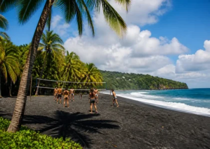 Découvrez la plage de sable noir en Martinique : guide complet
