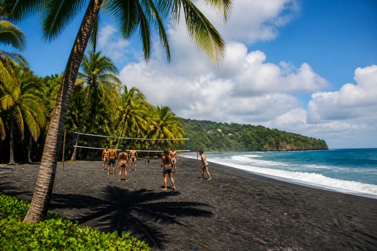 Découvrez la plage de sable noir en Martinique : guide complet