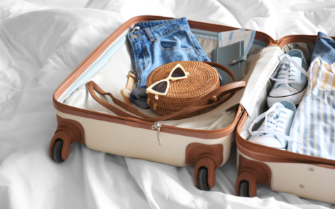 Que mettre dans sa valise pour un week-end stylé : 8 pièces polyvalentes qui font gagner de la place